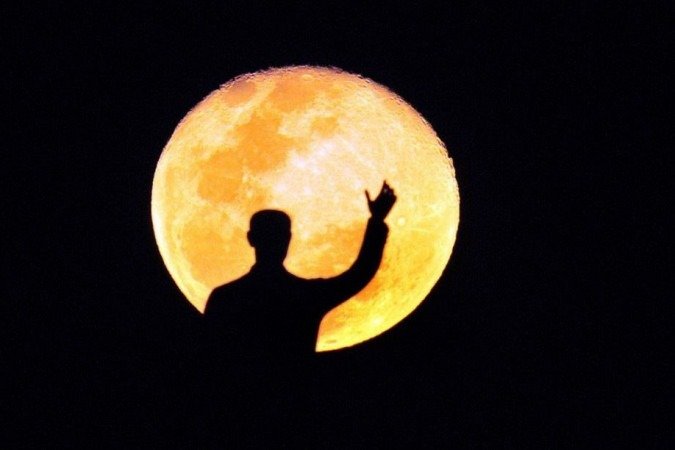 /A chamada "Lua das flores" iluminará o céu em todo o mundo, ganhará tons de vermelho e, no hemisfério norte, poderá ser vista junto a um eclipse total simultâneo, o que não ocorre há 6 anos. Foto: Ed Alves/CB/D.A Press