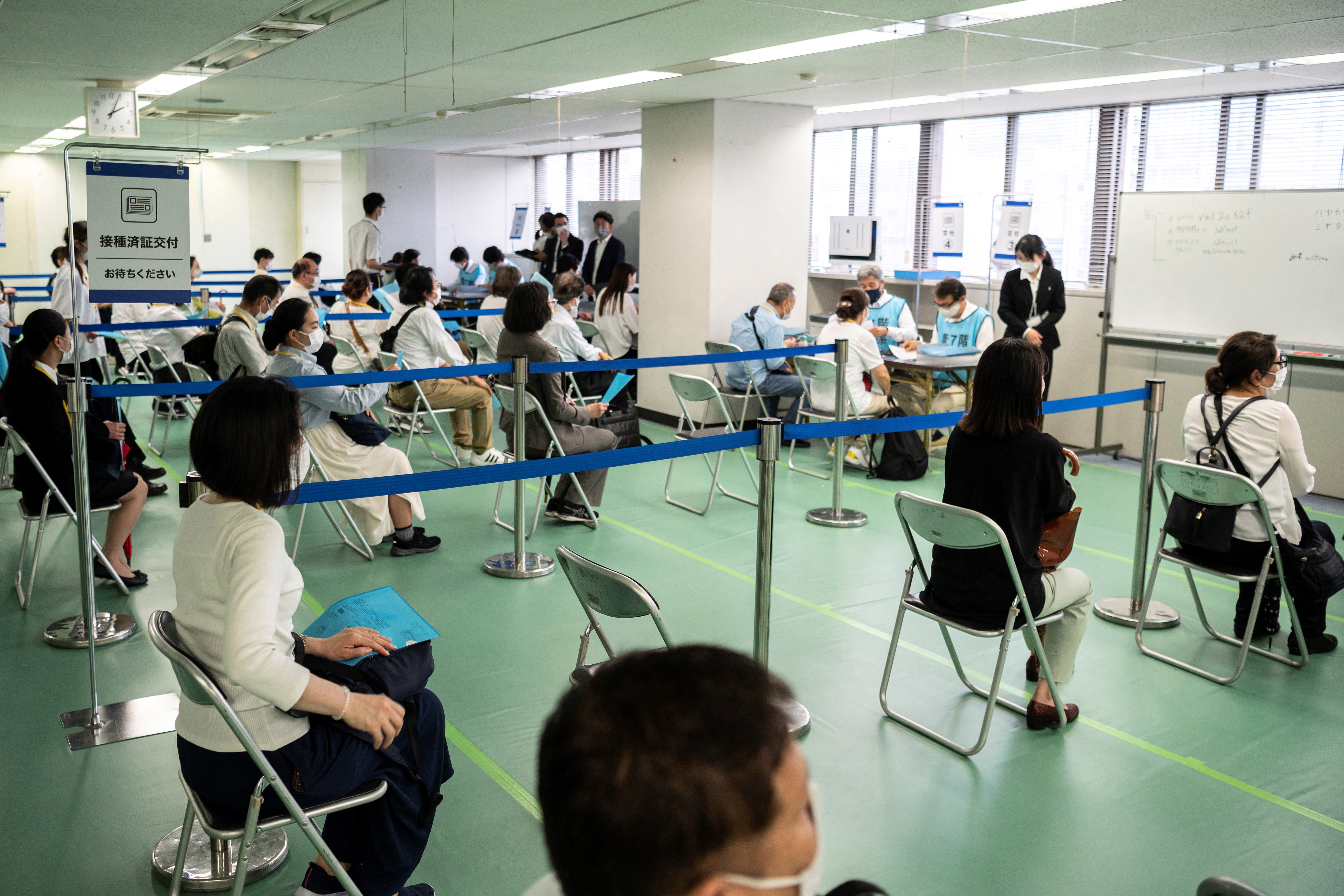 /O Japão abriu seus primeiros centros de vacinação em massa às pressas em uma campanha prévia às Olimpíadas, canceladas no ano passado devido à pandemia. Foto: Charly TRIBALLEAU / AFP /O Japão abriu seus primeiros centros de vacinação em massa às pressas em uma campanha prévia às Olimpíadas, canceladas no ano passado devido à pandemia. Foto: Charly TRIBALLEAU / AFP