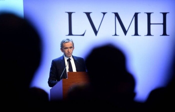 Patrimônio de Arnault, que era de US$ 76 bilhões em março de 2020, teve um aumento de mais de US$ 110 bilhões em um pouco mais de um ano/crédito: ERIC PIERMONT/ AFP Patrimônio de Arnault, que era de US$ 76 bilhões em março de 2020, teve um aumento de mais de US$ 110 bilhões em um pouco mais de um ano/crédito: ERIC PIERMONT/ AFP