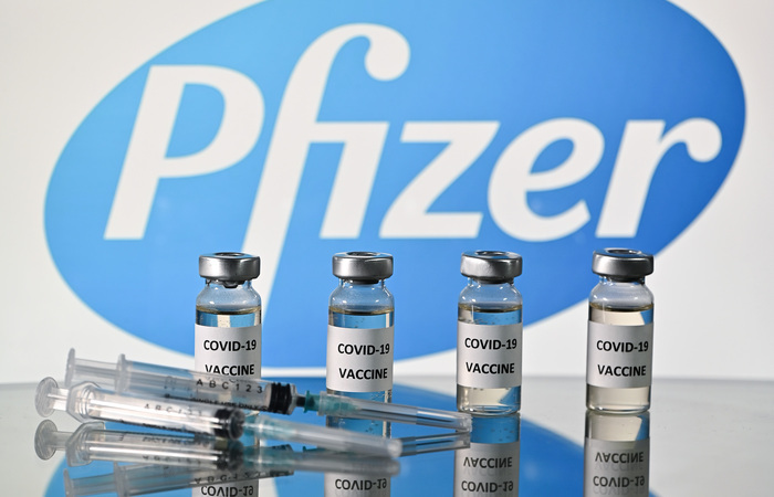 O imunizante da Pfizer será o utilizado para a aplicação nesses dois grupos, que será iniciada na quarta-feira (26)./Foto: Justin Tallis/AFP O imunizante da Pfizer será o utilizado para a aplicação nesses dois grupos, que será iniciada na quarta-feira (26)./Foto: Justin Tallis/AFP