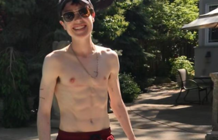O ator se assumiu trans no fim do ano passado e agora celebra uso do primeiro calção de banho/Foto: Instagram/Reprodução