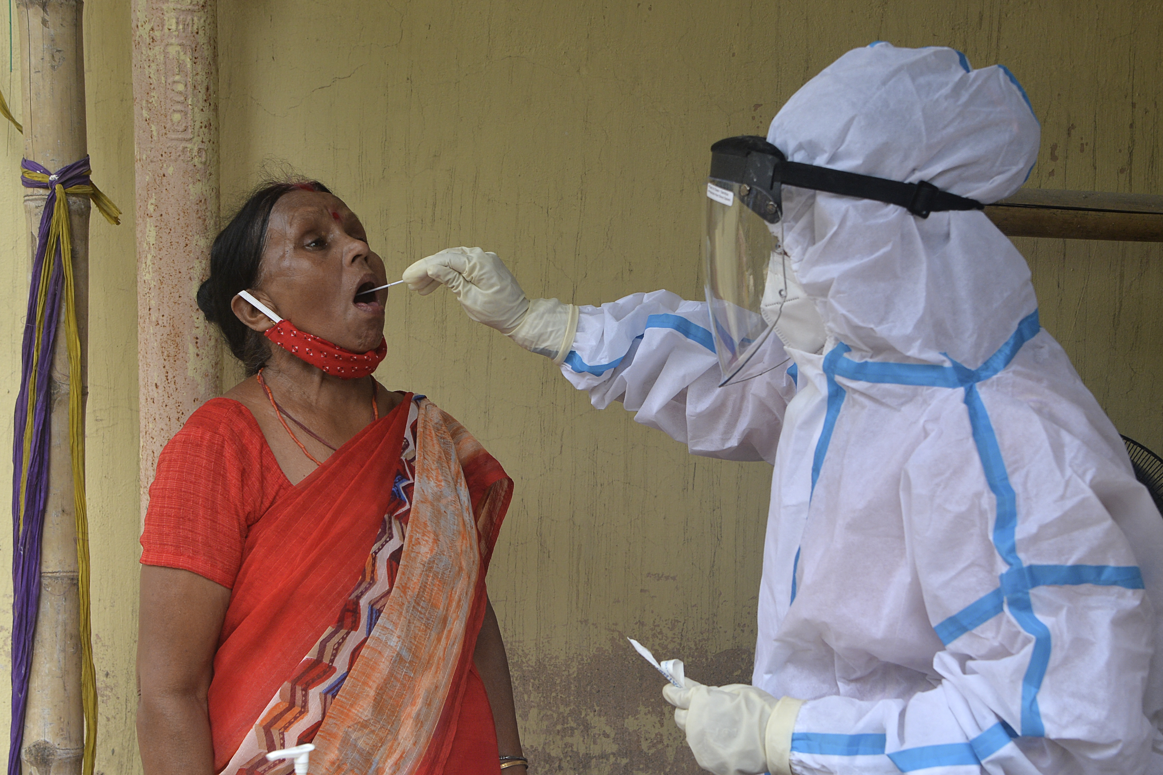 /Vários relatórios de especialistas, encomendados pela OMS, apelam a amplas reformas do sistema de alerta e prevenção para evitar outro fiasco sanitário. Foto: Diptendu DUTTA / AFP
