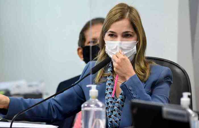 Em depoimento no Senado, secretária do Ministério da Saúde evitou criticar o presidente da República por fazer aglomerações constantes com apoiadores/foto: Jefferson Rudy/Agência Senado