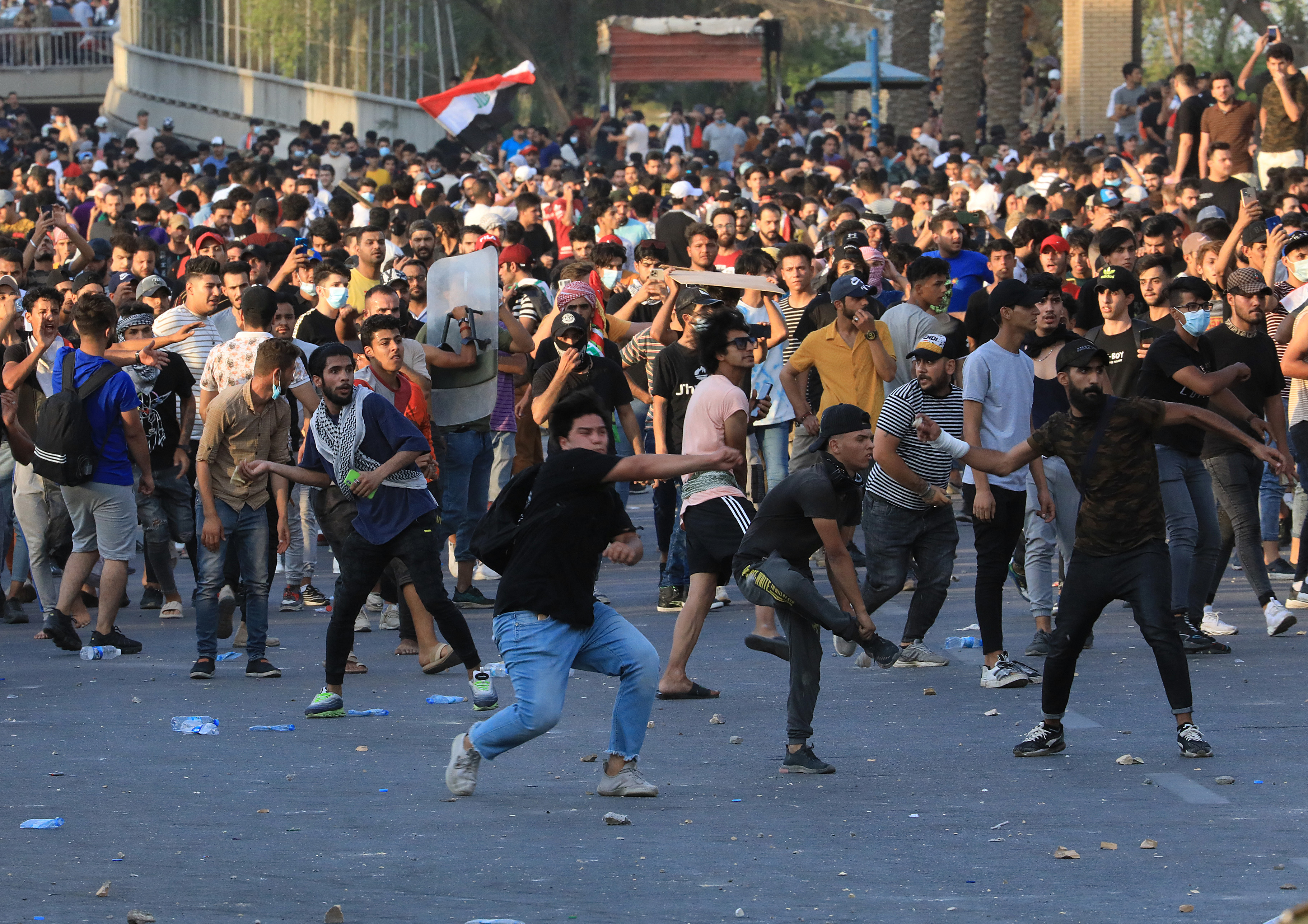 /Os manifestantes, que estavam cercados por uma significativa força policial, vinham de Bagdá e também de outras cidades como Karbala, Najaf e Nasiriya, cenários de assassinatos de pelo menos 70 militantes pró-democracia. Foto: AHMAD AL-RUBAYE / AFP /Os manifestantes, que estavam cercados por uma significativa força policial, vinham de Bagdá e também de outras cidades como Karbala, Najaf e Nasiriya, cenários de assassinatos de pelo menos 70 militantes pró-democracia. Foto: AHMAD AL-RUBAYE / AFP