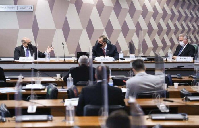 Relator da comissão, o MDBista destacou que o diretor o Butantan desmontou parte do argumento do ex-ministro da Saúde, o general Eduardo Pazuello. Ele também comentou o racha no G7, ocorrido por conta da convocação de governadores para deporem no colegiado/crédito: Edilson Rodrigues/Agência Senado Relator da comissão, o MDBista destacou que o diretor o Butantan desmontou parte do argumento do ex-ministro da Saúde, o general Eduardo Pazuello. Ele também comentou o racha no G7, ocorrido por conta da convocação de governadores para deporem no colegiado/crédito: Edilson Rodrigues/Agência Senado