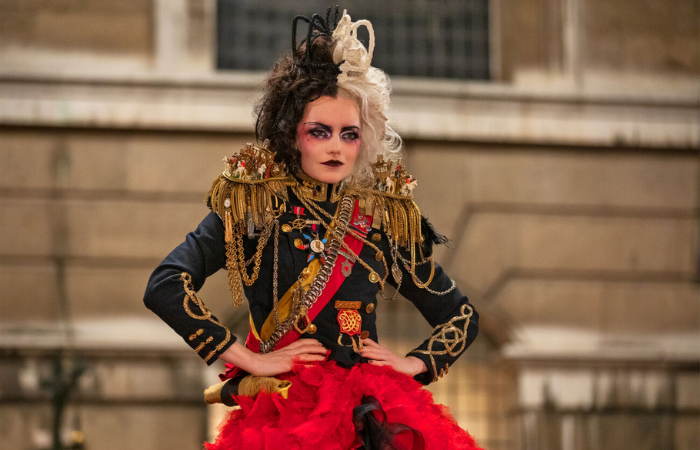 Figurinos, penteados e maquiagens se misturam em um espetáculo da estética punk e da alta costura