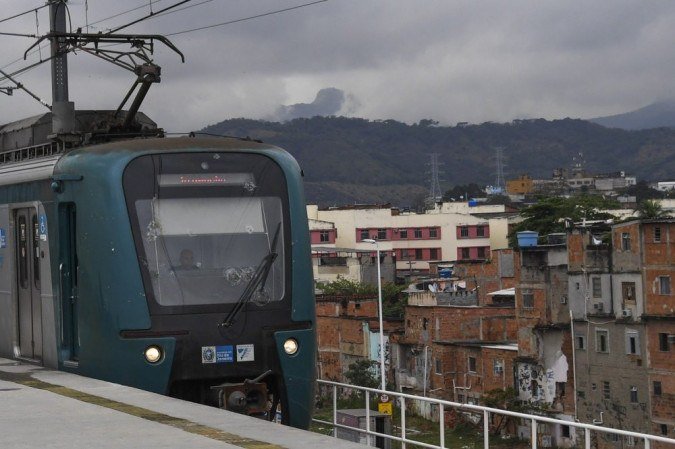 /Trem da SuperVia começou a pegar fogo por volta das 5h45. Foto: Apu Gomes/AFP /Trem da SuperVia começou a pegar fogo por volta das 5h45. Foto: Apu Gomes/AFP
