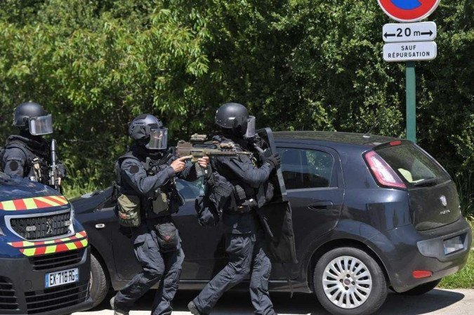 /O agressor, que teria fugido a pé, está sendo procurado por pelo menos 80 policiais e dois helicópteros, acrescentou a mesma fonte. Foto: LOIC VENANCE / AFP