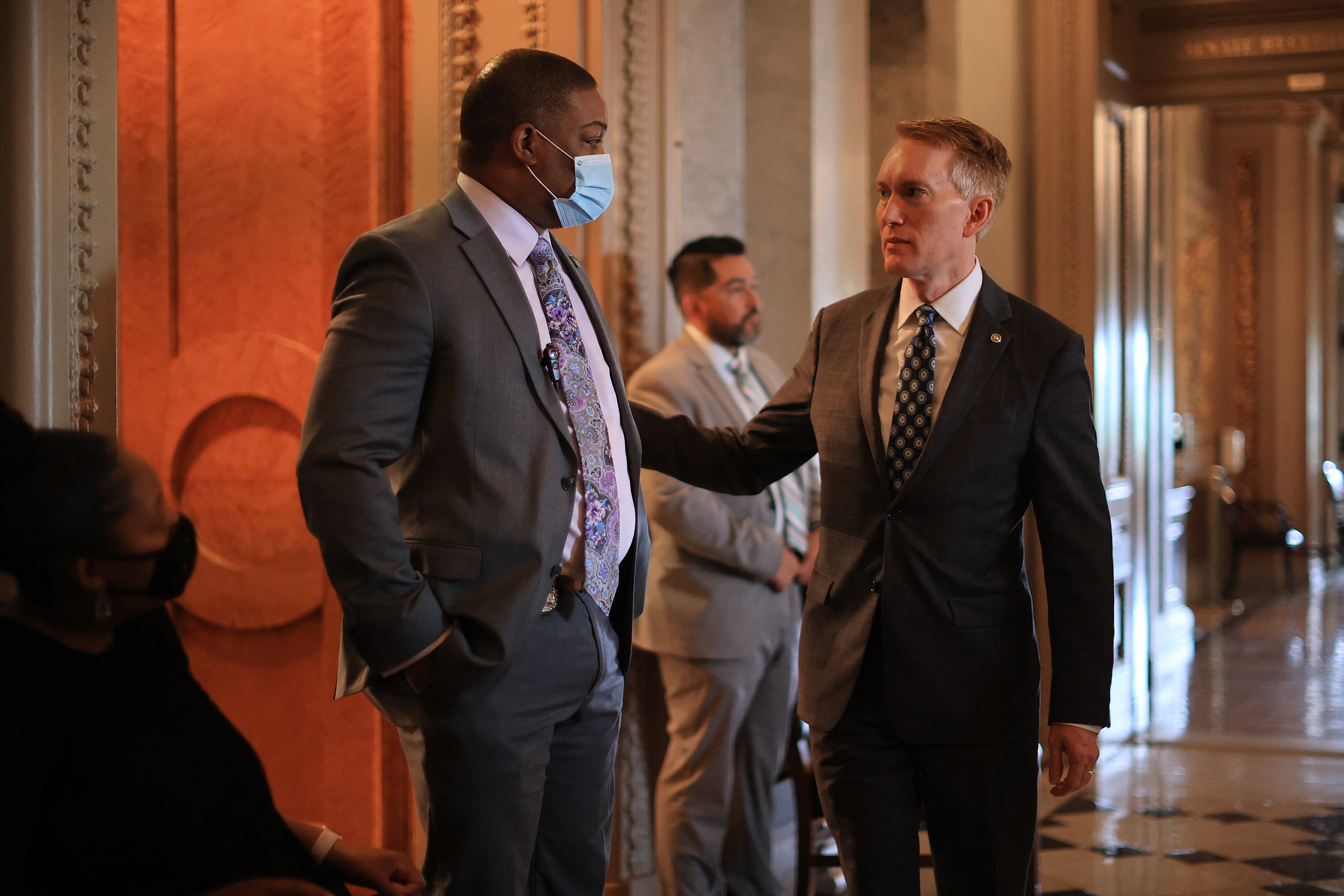 /O oficial de polícia do Capitólio, Eugene Goodman conversando com o senador James Lankford depois que ele votou contra a formação de uma comissão independente para investigar o ataque no Capitólio dos EUA. Foto: CHIP SOMODEVILLA / GETTY IMAGES NORTH AMERICA / Getty Images via AFP