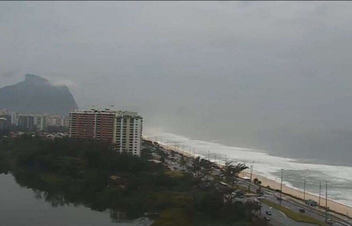 A cidade do Rio de Janeiro entrou em Estágio de Atenção na noite de ontem, o terceiro nível em uma escala de cinco/crédito: PraiaBarra, Rio de Janeiro/Twitter/Reprodução