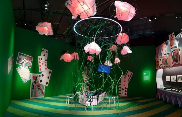 Além de vários ambientes, o passeio também usa da tecnologia VR para maior imersão/Foto: V&A Museum Londres/Divulgação Além de vários ambientes, o passeio também usa da tecnologia VR para maior imersão/Foto: V&A Museum Londres/Divulgação