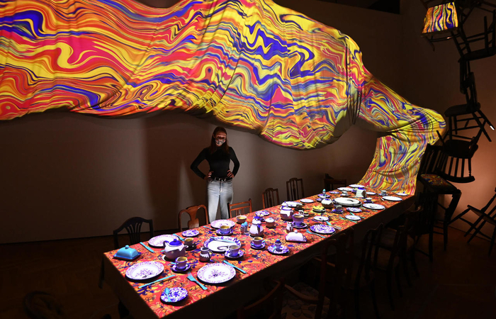 A mesa de chá do Chapeleiro Maluco é uma das cenas reinventadas com a estética surrealista da obra