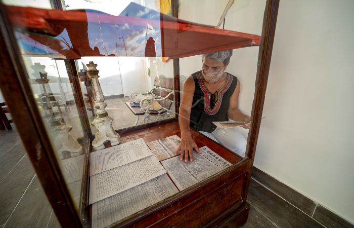 Carol Vasconcelos, secretária de turismo de Ipojuca, colocando arquivos em vitrine/Foto: @FilipeCadena/Prefeitura de Ipojuca/Setur Carol Vasconcelos, secretária de turismo de Ipojuca, colocando arquivos em vitrine/Foto: @FilipeCadena/Prefeitura de Ipojuca/Setur