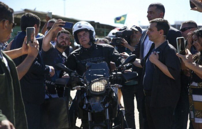 Durante a missa da qual participou, o mandatário fez uso de máscara e tirou fotos com apoiadores, gerando aglomeração/crédito: José Cruz/Agência Brasil Durante a missa da qual participou, o mandatário fez uso de máscara e tirou fotos com apoiadores, gerando aglomeração/crédito: José Cruz/Agência Brasil
