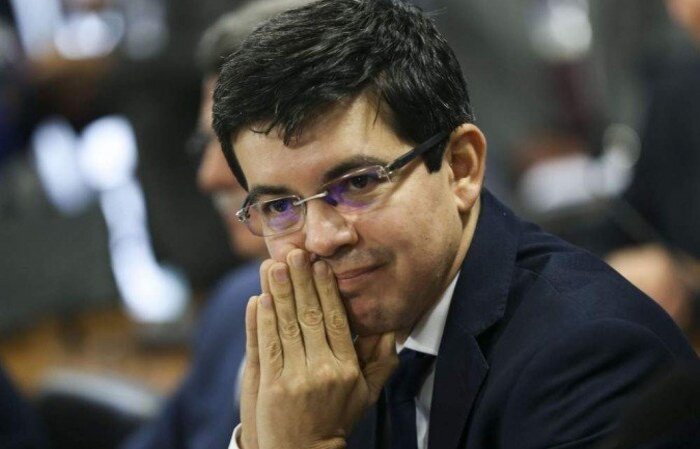 O senador Randolfe Rodrigues falou sobre a investigação na CPI e relatou que no último e-mail, de dezembro, a Pfizer pedia desesperadamente alguma informação para o fornecimento das vacinas ao Brasil/crédito: Marcelo Camargo/Agência Brasil O senador Randolfe Rodrigues falou sobre a investigação na CPI e relatou que no último e-mail, de dezembro, a Pfizer pedia desesperadamente alguma informação para o fornecimento das vacinas ao Brasil/crédito: Marcelo Camargo/Agência Brasil
