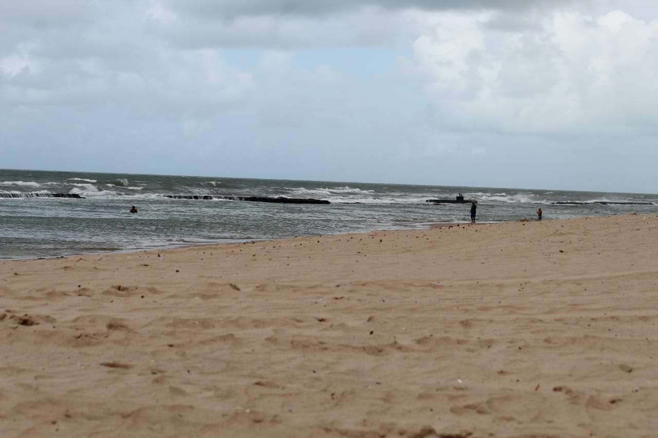 Pessoas contrariando o decreto e tomando banho de mar, na Praia do Pina, Zona Sul do Recife