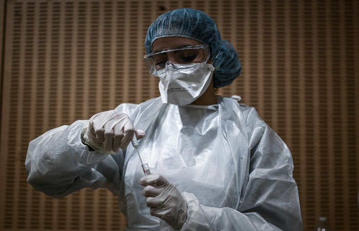 Embora a média de mortes permaneça estável, o número de casos tende a subir em quase todo o país nas últimas semanas/Foto: LOPEZ/AFP Embora a média de mortes permaneça estável, o número de casos tende a subir em quase todo o país nas últimas semanas/Foto: LOPEZ/AFP