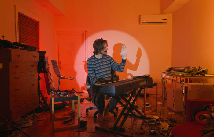 Com músicas originais e um espetáculo de luzes, o especial faz piada com problemas típicos do isolamento/Foto: Netflix/Divulgação