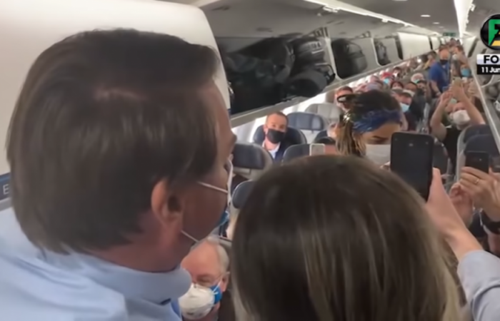 Ao ouvir um grito de "Fora Bolsonaro", o presidente disparou: "Quem fala %u2018Fora Bolsonaro%u2019 deveria estar é de jegue viajando, né. Para ser solidário ao candidato deles", disse em referência indireta a Lula/crédito: Reprodução / Foco do Brasil