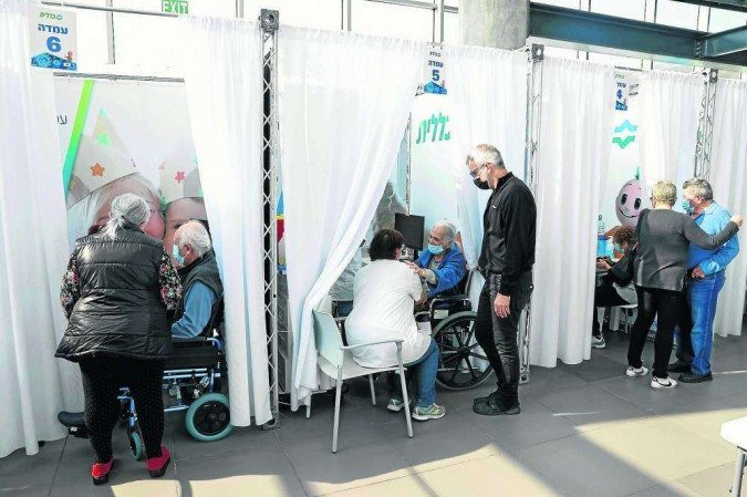 /Campanha de imunização começou em dezembro, e quase 60% da população já recebeu as duas doses. Foto: Jack Guez/AFP