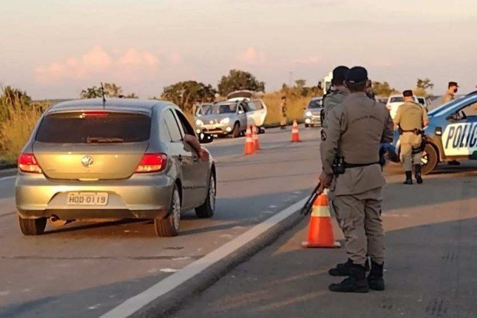 /Após o caseiro da fazenda e o motorista do caminhão relatarem terem visto Lázaro Barbosa nesta terça (15), a polícia concentra as buscas em um raio de 10 km às margens da BR 070, em Edilândia. Foto: Ed Alves/CB/D.A. Press /Após o caseiro da fazenda e o motorista do caminhão relatarem terem visto Lázaro Barbosa nesta terça (15), a polícia concentra as buscas em um raio de 10 km às margens da BR 070, em Edilândia. Foto: Ed Alves/CB/D.A. Press