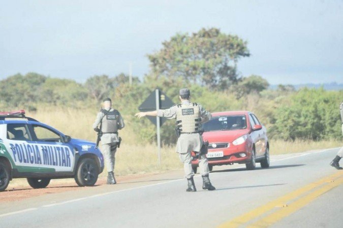 /Lázaro, que é investigado por uma série de crimes, vestia uma camiseta branca, bermuda e estava com um casaco preto e mochila nas costas. Foto: Minervino Junior /CB / DA Press