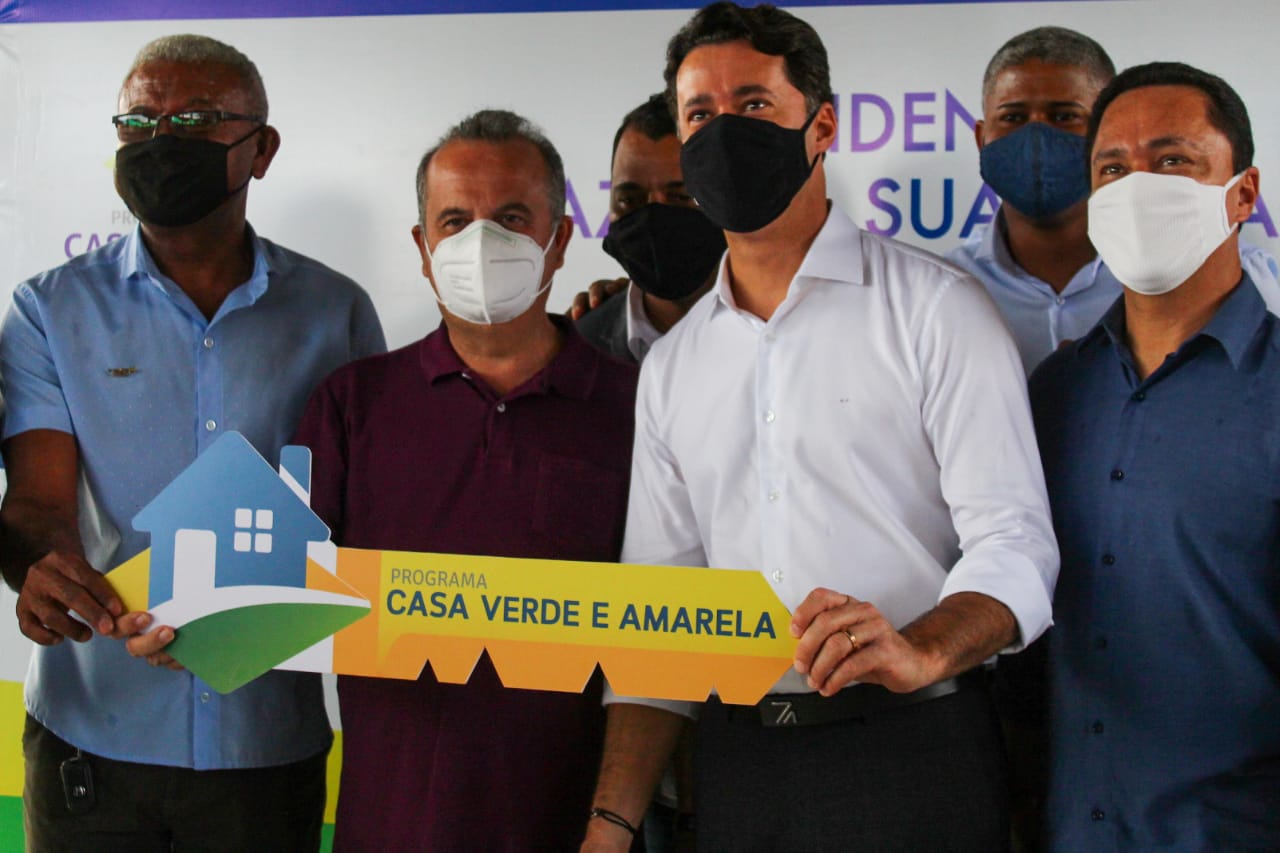 Ato simbólico de entrega de chaves com os gestores.