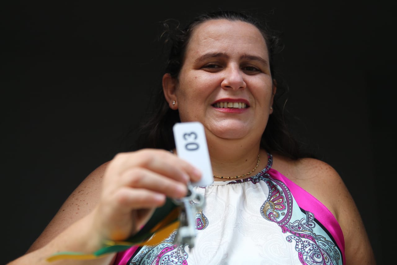 A atendente Maria Gabriela perdeu o lar, após o prédio onde vivia ter sido demolido.