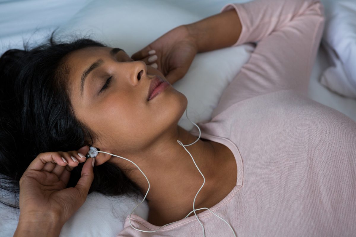 /Estudo indica que pessoas com hábito de escutar música antes de dormir podem ter mais dificuldade de ter um sono de qualidade. Foto: Reprodução/iStock /Estudo indica que pessoas com hábito de escutar música antes de dormir podem ter mais dificuldade de ter um sono de qualidade. Foto: Reprodução/iStock