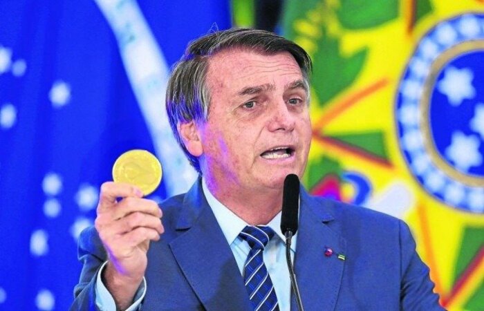 Chefe do Executivo tenta agradar ao eleitorado que votou nele em massa, mas já o chama de traidor, principalmente os policiais federais/Evaristo Sá/AFP