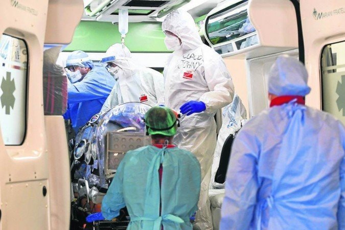 /Equipe de hospital em Milão retira paciente infectado pelo Sars-CoV-2 de ambulância: após restabelecimento, 16% têm sinais depressivos. Foto: Miguel Medina/AFP /Equipe de hospital em Milão retira paciente infectado pelo Sars-CoV-2 de ambulância: após restabelecimento, 16% têm sinais depressivos. Foto: Miguel Medina/AFP