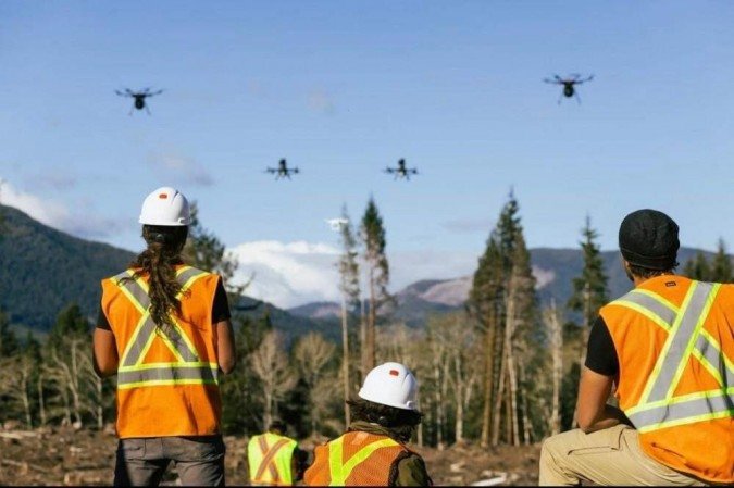 /Em combate ao desmatamento, a Flash Forest usa tecnologia para acelerar o plantio em áreas devastadas. Foto: Flash Forest / Reprodução / Instagram /Em combate ao desmatamento, a Flash Forest usa tecnologia para acelerar o plantio em áreas devastadas. Foto: Flash Forest / Reprodução / Instagram