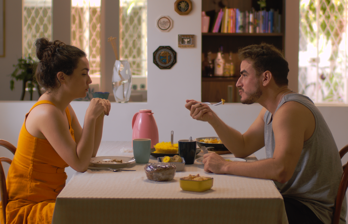 Disponível gratuitamente na internet, a história mistura comédia e romance inspirados pelo famoso dito popular/Foto: Miniwebséries/Divulgação Disponível gratuitamente na internet, a história mistura comédia e romance inspirados pelo famoso dito popular/Foto: Miniwebséries/Divulgação