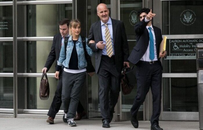 Allison Mack sendo presa em 2018 após primeiras revelações sobre a seita/Foto: Drew Angerer/AFP Allison Mack sendo presa em 2018 após primeiras revelações sobre a seita/Foto: Drew Angerer/AFP