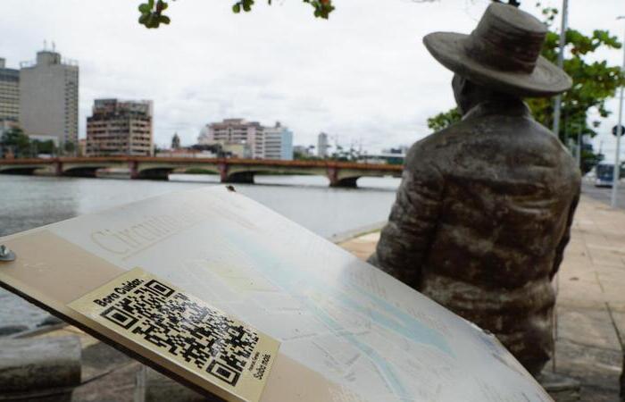 Será possível ouvir poemas e conhecer mais sobre os artistas através do celular/Foto: Divulgação Será possível ouvir poemas e conhecer mais sobre os artistas através do celular/Foto: Divulgação