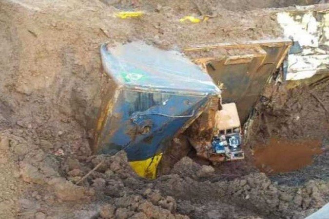 Estrutura estava sob uma profundidade aproximada de 15 metros/Foto: Divulgação/Corpo de Bombeiros Estrutura estava sob uma profundidade aproximada de 15 metros/Foto: Divulgação/Corpo de Bombeiros