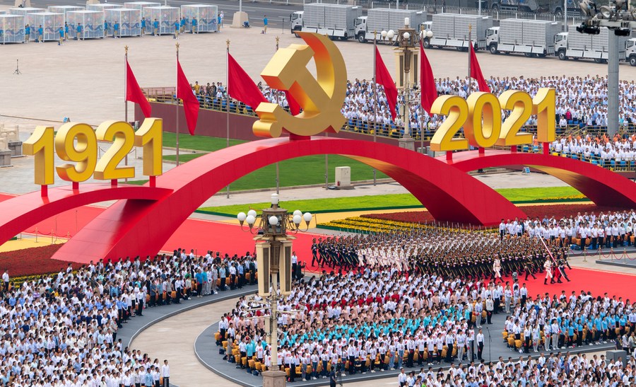 Mais de 70 mil pessoas aplaudindo com entusiasmo lotaram a praça pública, com bandeiras vermelhas e uma grande instalação de emblema do Partido/Foto: Xinhua/ Divulgação Mais de 70 mil pessoas aplaudindo com entusiasmo lotaram a praça pública, com bandeiras vermelhas e uma grande instalação de emblema do Partido/Foto: Xinhua/ Divulgação
