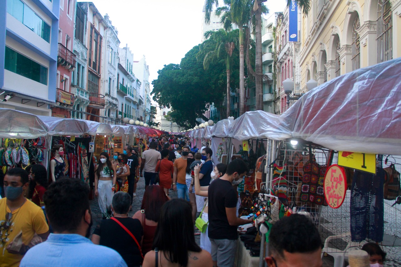 Feira de artesanato da Rua do Bom Jesus registrou grande número de frequentadores./Foto: Rômulo Chico/Esp DP Foto Feira de artesanato da Rua do Bom Jesus registrou grande número de frequentadores./Foto: Rômulo Chico/Esp DP Foto