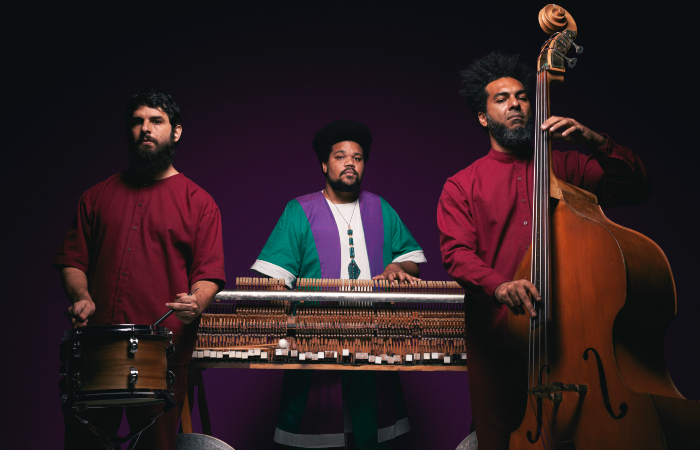 Amaro Freitas Ladeado por Hugo Medeiros (bateria) e Jean Elton (baixo).