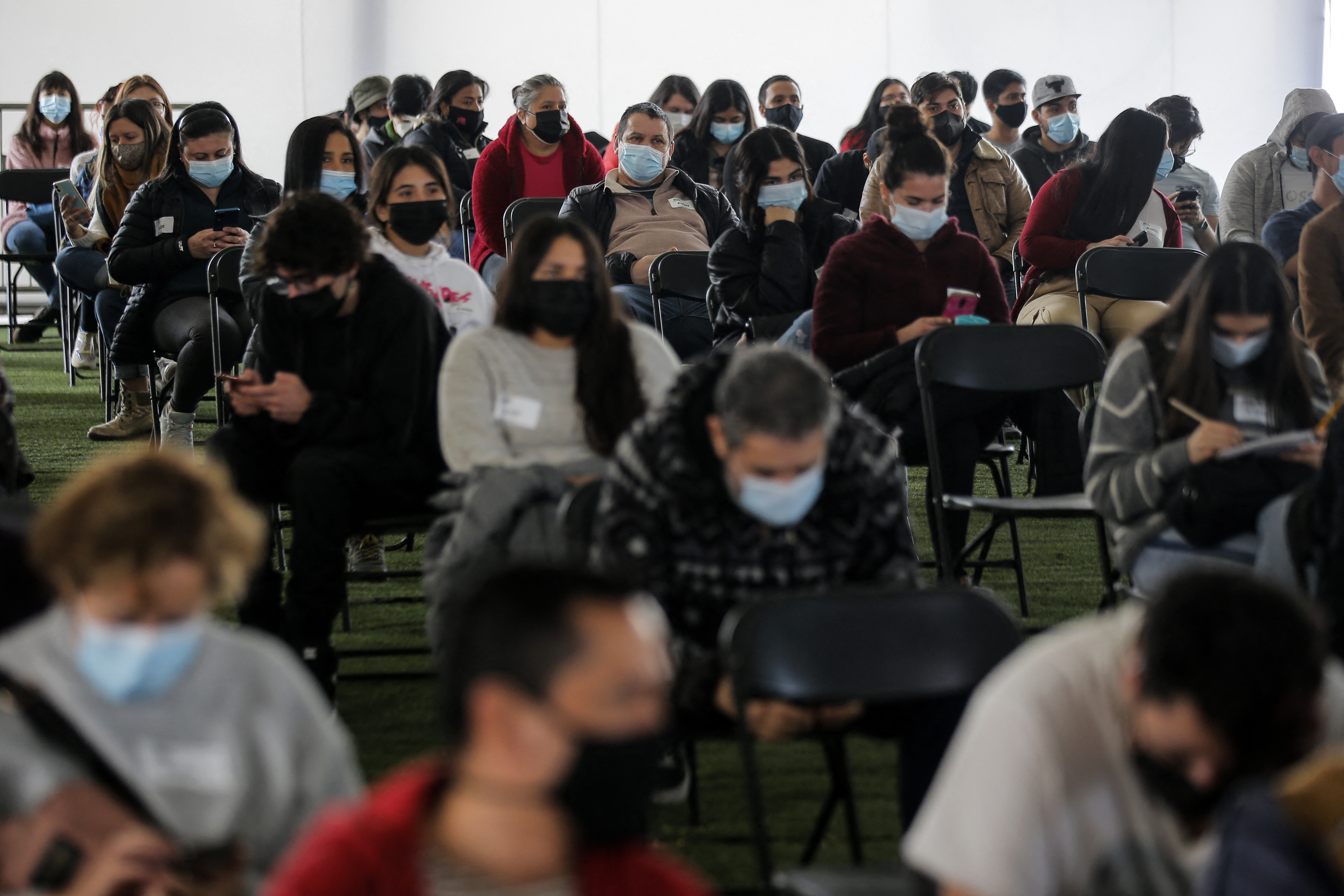 /População chilena esperando para tomar a vacina da Pfizer contra Covid-19 no centro de vacinação em Santiago. Foto: JAVIER TORRES / AFP /População chilena esperando para tomar a vacina da Pfizer contra Covid-19 no centro de vacinação em Santiago. Foto: JAVIER TORRES / AFP