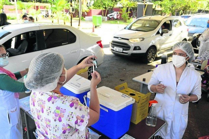 Alguns estados têm ampliado a faixa etária de vacinação, como é o caso de São Paulo, que ontem anunciou a antecipação da vacinação dos adultos com 18 anos ou mais/Foto: Marcelo Ferreira/CB/D.A Press Alguns estados têm ampliado a faixa etária de vacinação, como é o caso de São Paulo, que ontem anunciou a antecipação da vacinação dos adultos com 18 anos ou mais/Foto: Marcelo Ferreira/CB/D.A Press