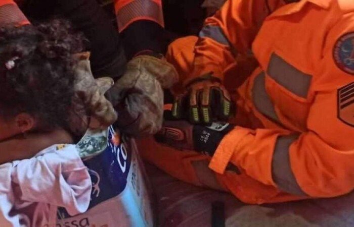 Caso ocorreu na tarde deste sábado na Grande BH. A menina foi socorrida sem ferimentos e logo voltou a brincar/crédito: Corpo de Bombeiros/ Divulgação