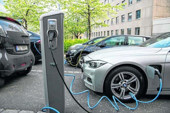 /Veículo é carregado em rua da Noruega: testes de bateria reciclada com nova tecnologia mostram que eficiência não muda. Foto: Jonathan Nackstrand/AFP /Veículo é carregado em rua da Noruega: testes de bateria reciclada com nova tecnologia mostram que eficiência não muda. Foto: Jonathan Nackstrand/AFP