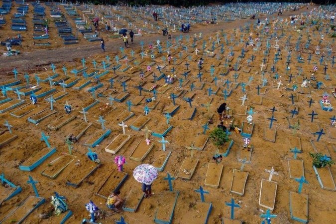 /O total, que não se restringe aos óbitos pela Covid-19, já ultrapassou a marca de óbitos do primeiro semestre de 2020, que teve 836.675 registros. Foto: AFP / Michael DANTAS /O total, que não se restringe aos óbitos pela Covid-19, já ultrapassou a marca de óbitos do primeiro semestre de 2020, que teve 836.675 registros. Foto: AFP / Michael DANTAS