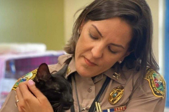 /A prefeita Daniella Lavine Cava e o pequeno Binx na última sexta-feira (9). Foto: Reprodução/Twitter/@WorldWideTweet3