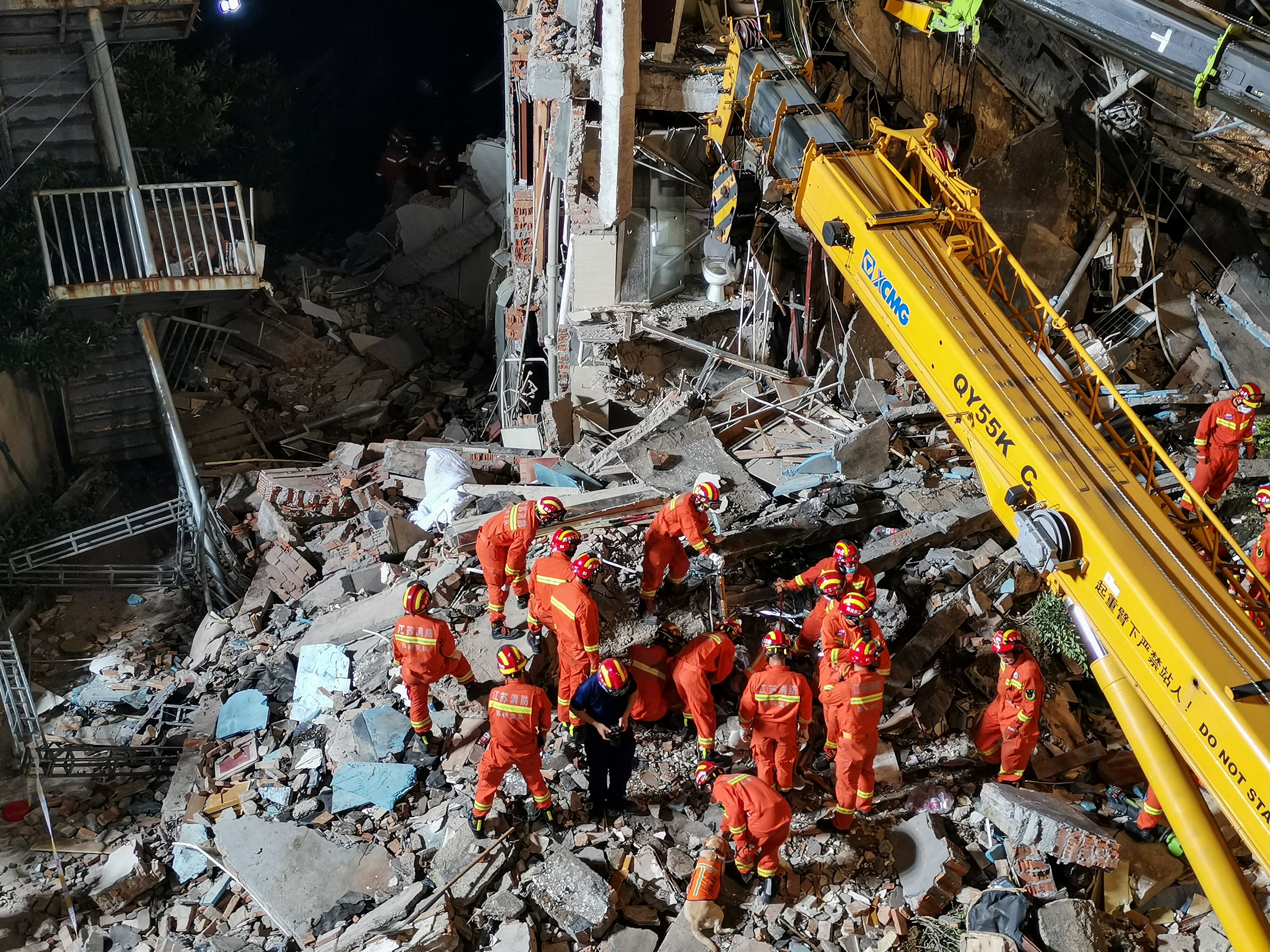 Mais de 500 bombeiros se deslocaram até o local do desastre para realizar as operações de resgate/Foto: CNS / AFP