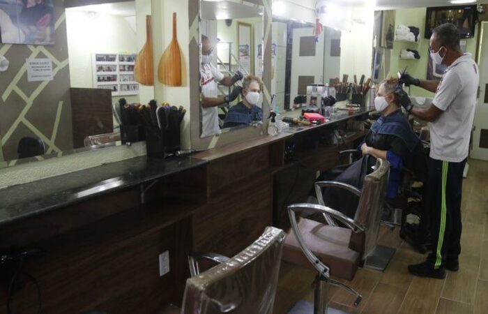 Pelo segundo mês seguido, o maior avanço ficou com os serviços prestados às famílias, que incluem 23 segmentos, como hotéis, bares, restaurantes, salões de beleza, espetáculos de artes cênicas e atividades esportivas em geral, com aumento de 126,9%./Fernando Frazão/Agência Brasil Pelo segundo mês seguido, o maior avanço ficou com os serviços prestados às famílias, que incluem 23 segmentos, como hotéis, bares, restaurantes, salões de beleza, espetáculos de artes cênicas e atividades esportivas em geral, com aumento de 126,9%./Fernando Frazão/Agência Brasil