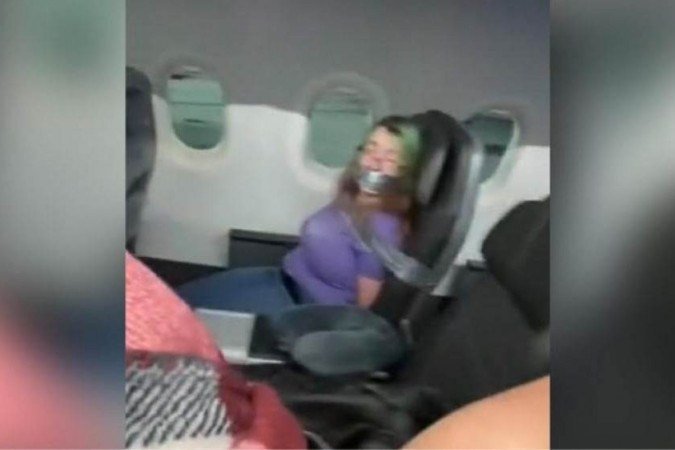 /De acordo com uma passageira, foram necessários cinco comissários para conter a mulher. Agora, ela está proibida de viajar pela American Airlines. Foto: Reprodução/Tiktok /De acordo com uma passageira, foram necessários cinco comissários para conter a mulher. Agora, ela está proibida de viajar pela American Airlines. Foto: Reprodução/Tiktok