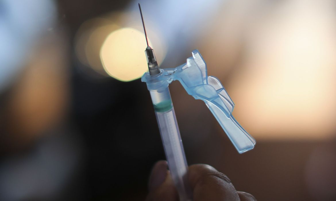 /Para Torres, ainda é difícil dizer qual vacina precisará de outra dose. Foto: Fabio Rodrigues Pozzebom/Agência Brasil