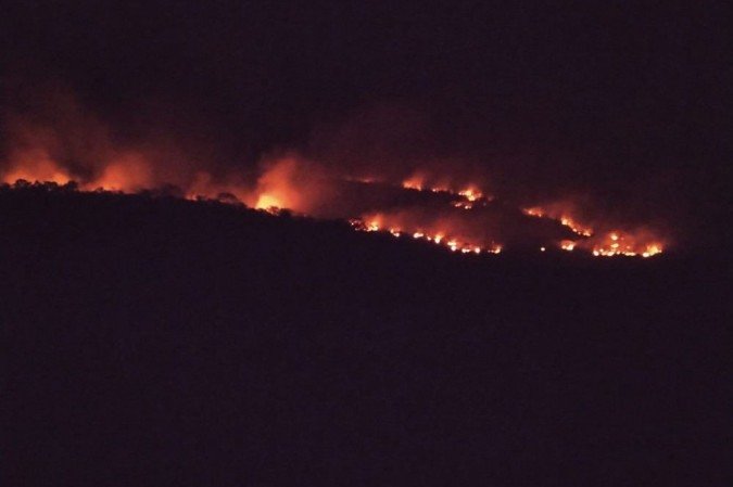 /Moradores e voluntários se preparam para passar a madrugada ajudando a controlar o fogo em área particular de preservação ambiental. Foto: Maurício Barros/Material cedido ao Correio /Moradores e voluntários se preparam para passar a madrugada ajudando a controlar o fogo em área particular de preservação ambiental. Foto: Maurício Barros/Material cedido ao Correio